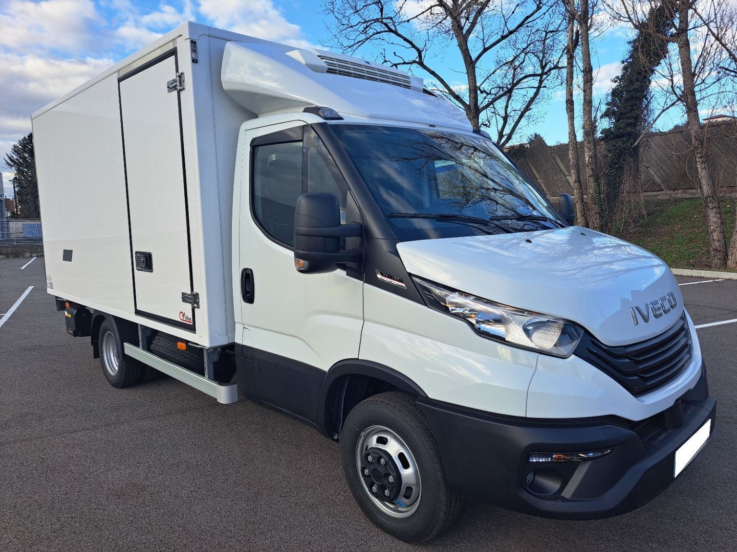 IVECO DAILY FRIGORIFIQUE - 35C18 A8 180CV 3L CAISSE HAYON 14.8M3 (2026)