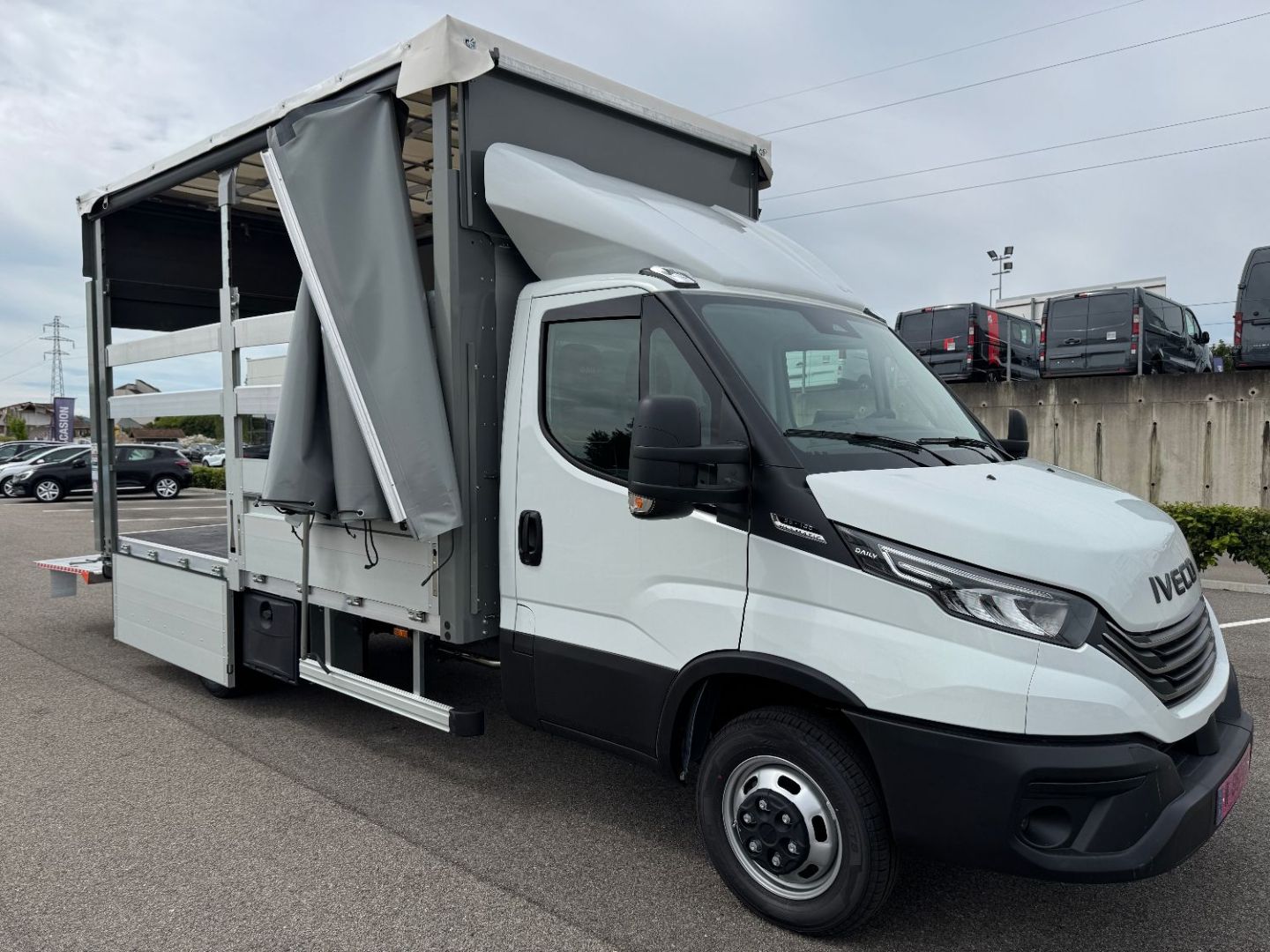 IVECO DAILY CAISSE - 35C18 A8 180CV 3L BACHE TOIT REHAUSSABLE PAR VERRINS HYDRAULIQUE HAYON DHOLLANDIA 4 VERRINS (2026)