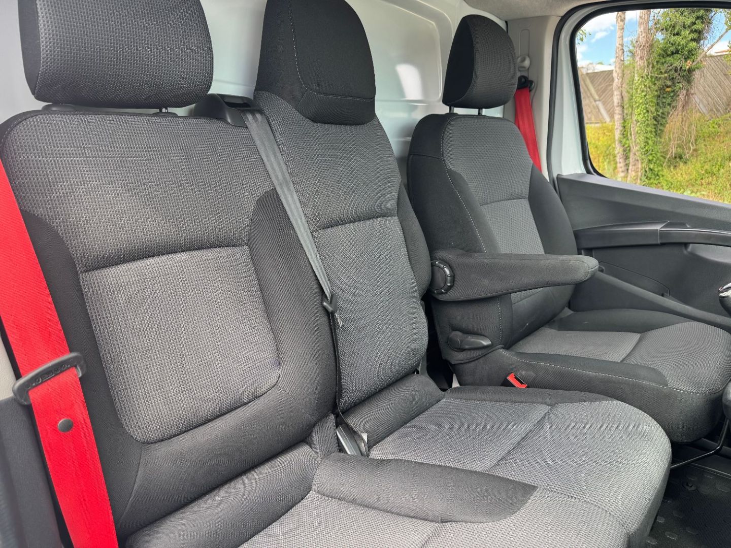 RENAULT TRAFIC FOURGON - L2H1 3T BLUE DCI 150 GSR2 RED EDITION PLUS