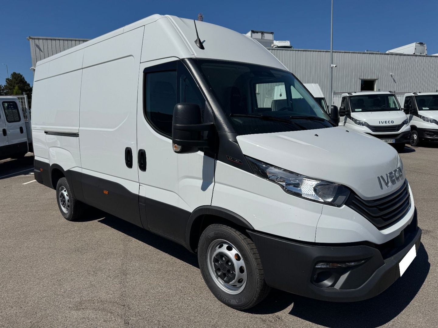 IVECO DAILY FOURGON - 35S18 180CV 3L L3H2 12M3 (2025)