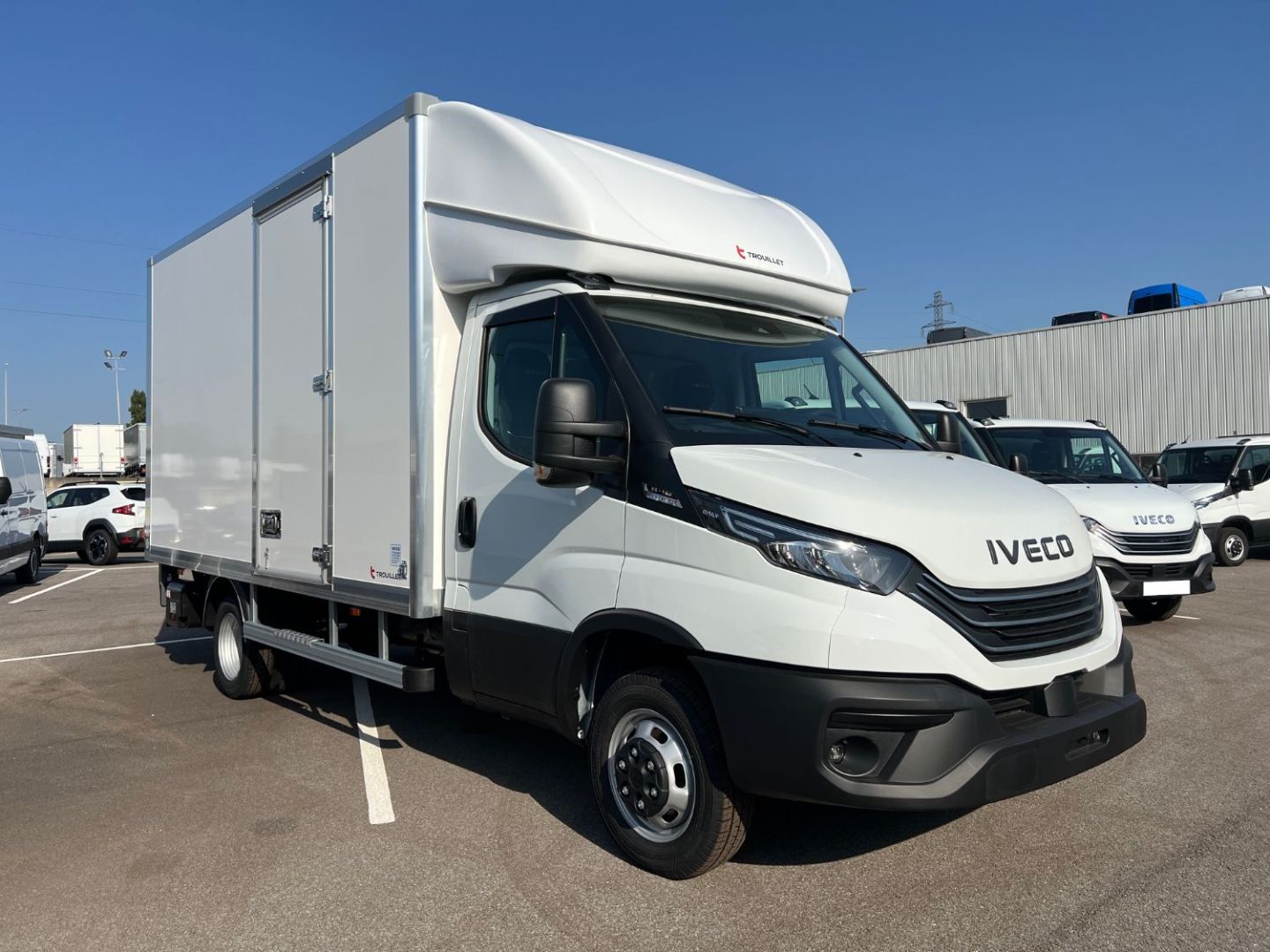 IVECO DAILY CAISSE - 35C18 A8 180CV 3L HAYON 20M3 CAPUCINE (2025)