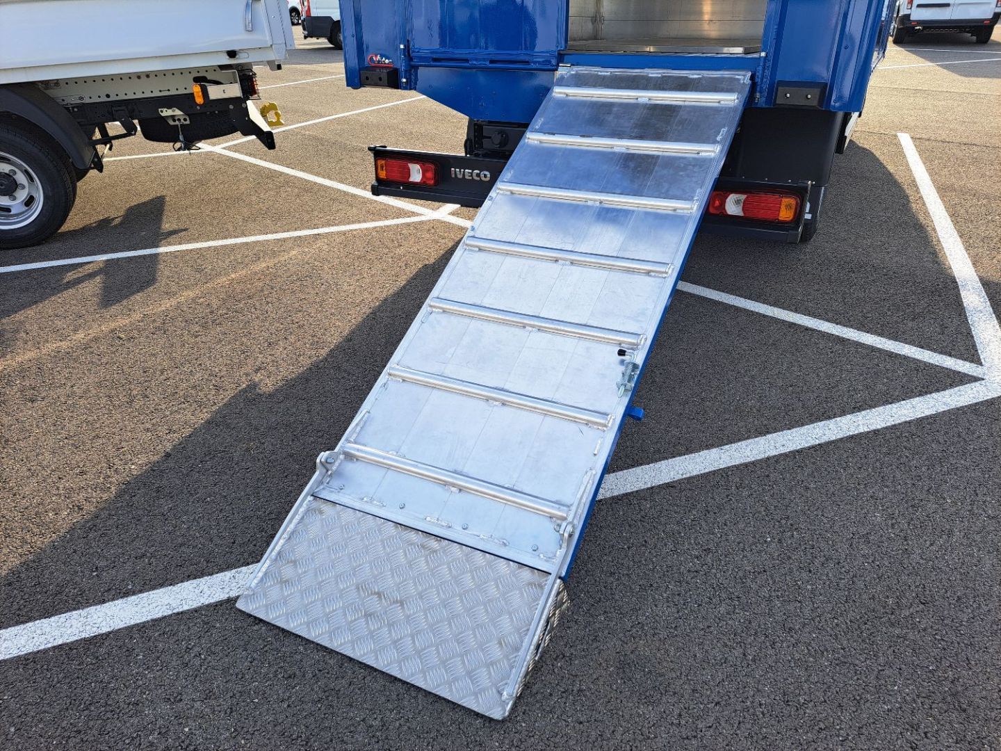 IVECO DAILY CAISSE - 35C18 180CV 3L BETAILLERE ALUMINIUM