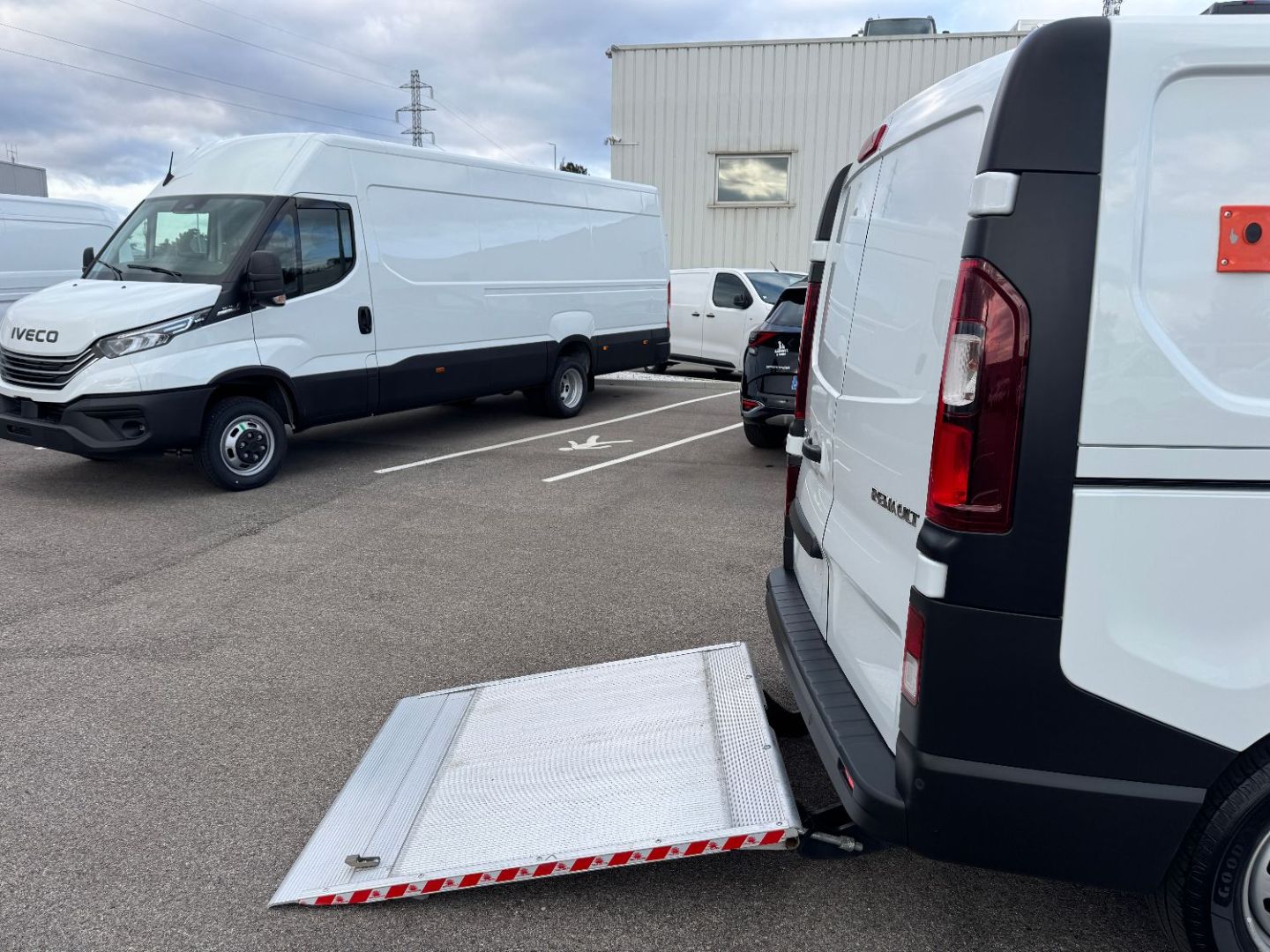 RENAULT TRAFIC FOURGON - L1H1 2.0 BLUE DCI 150 EDC 3PL HAYON