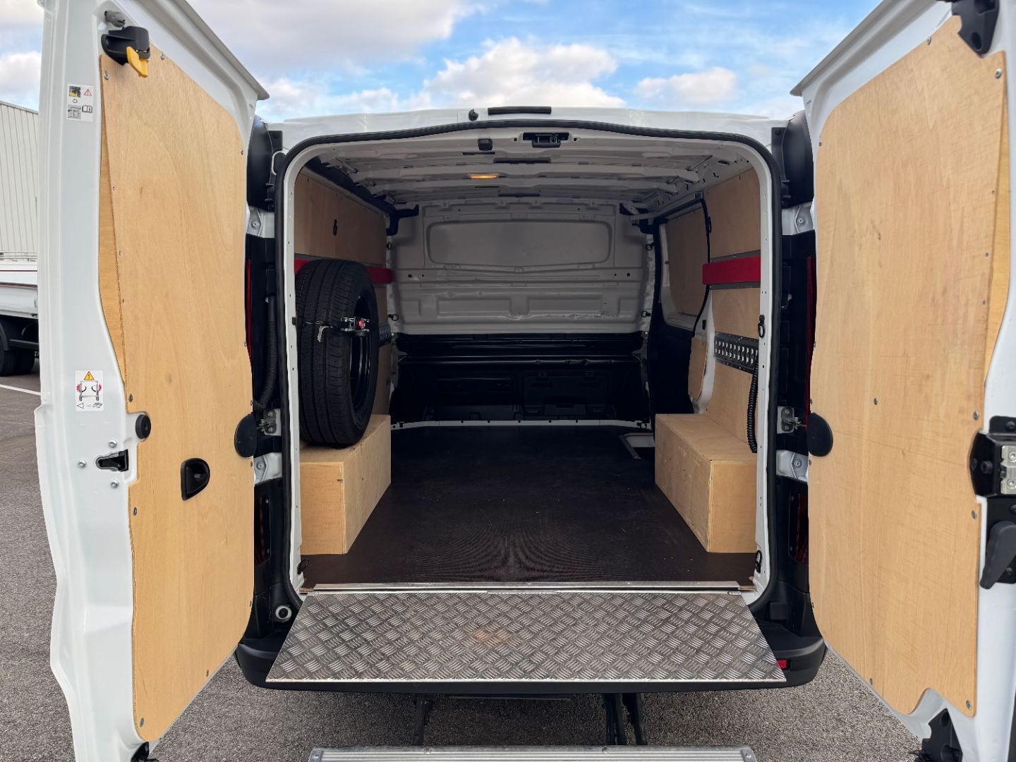 RENAULT TRAFIC FOURGON - L1H1 2.0 BLUE DCI 150 EDC 3PL HAYON