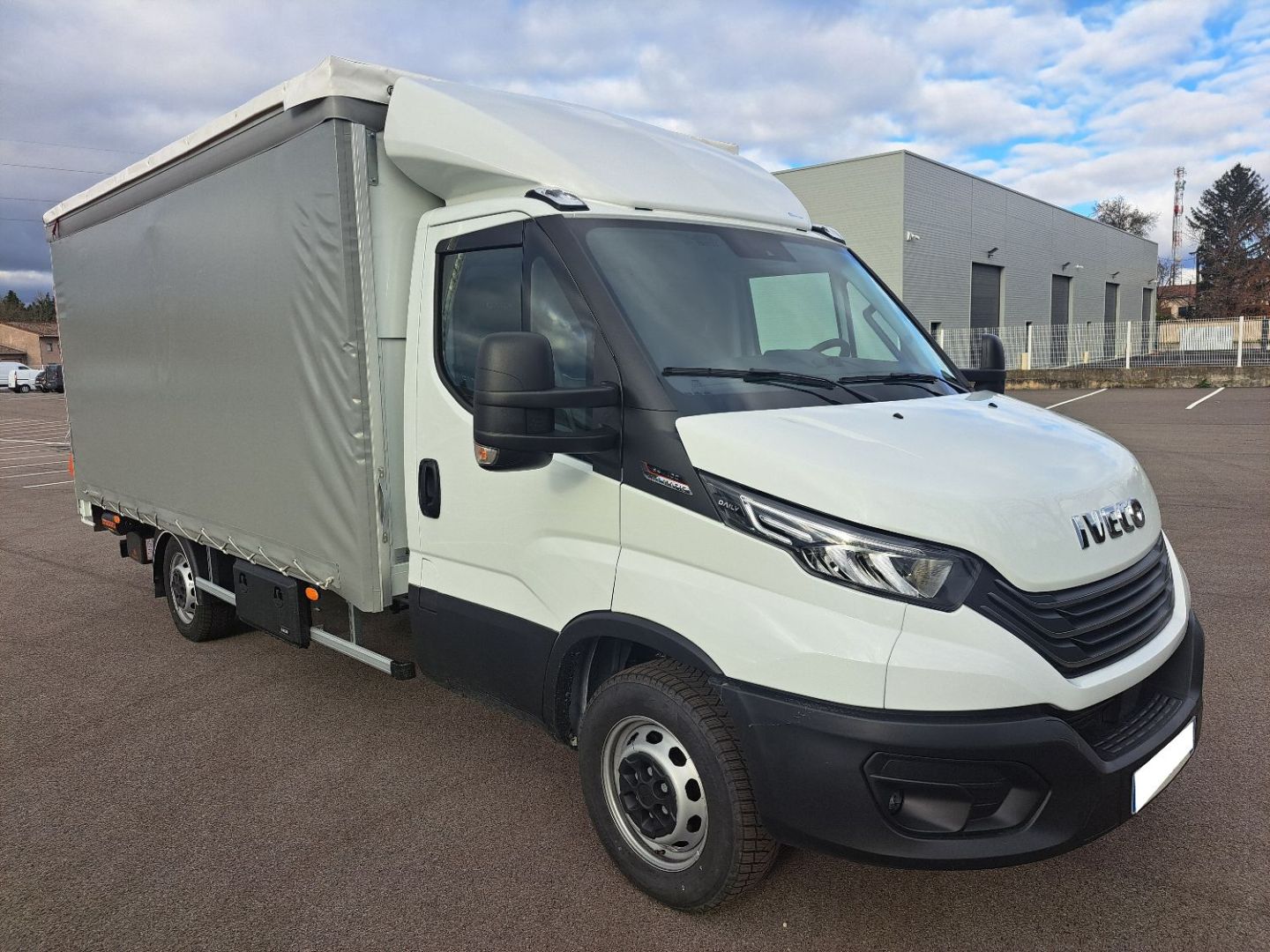 IVECO DAILY CAISSE 35S18 A8 180CV 3L REHAUSSABLE 22M3